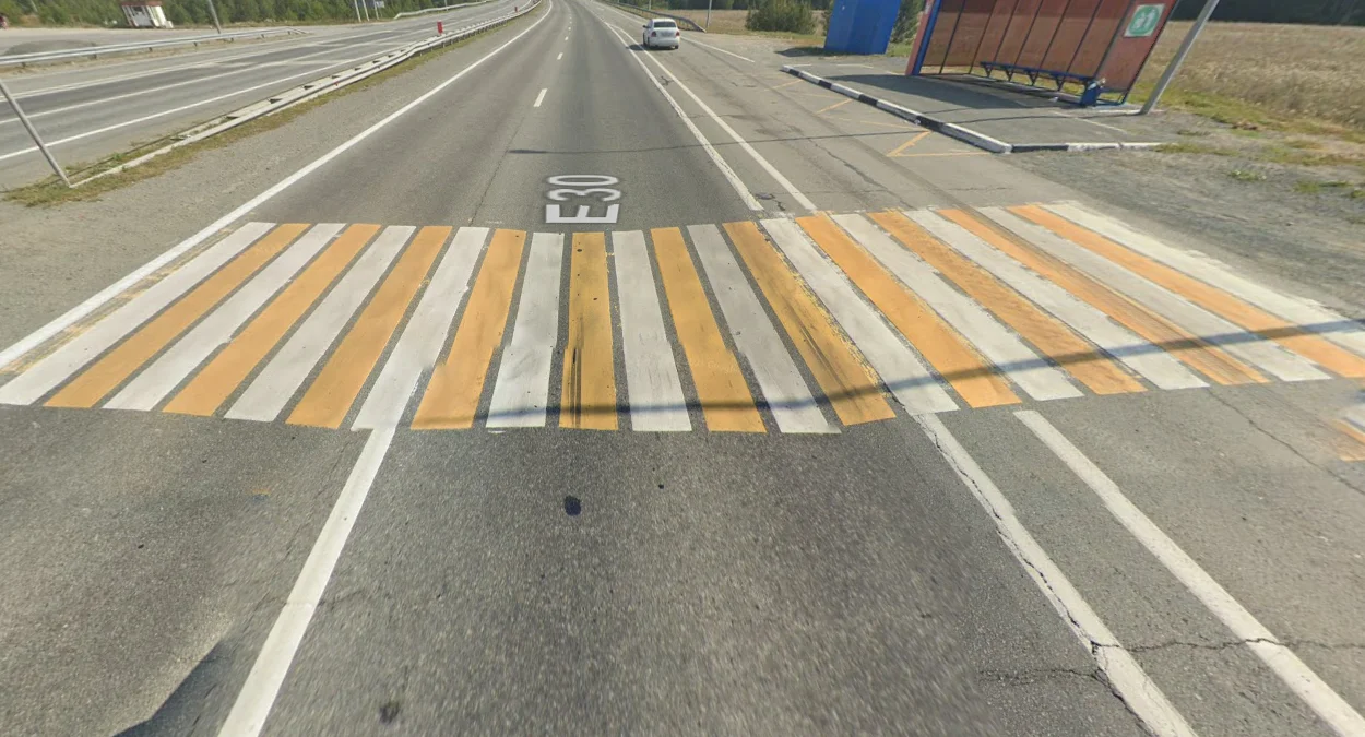 白黃條紋人行橫道