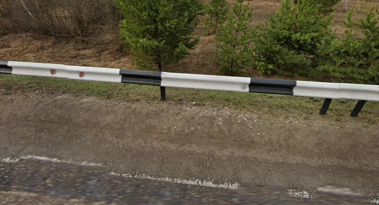 黑白條紋護欄與路緣