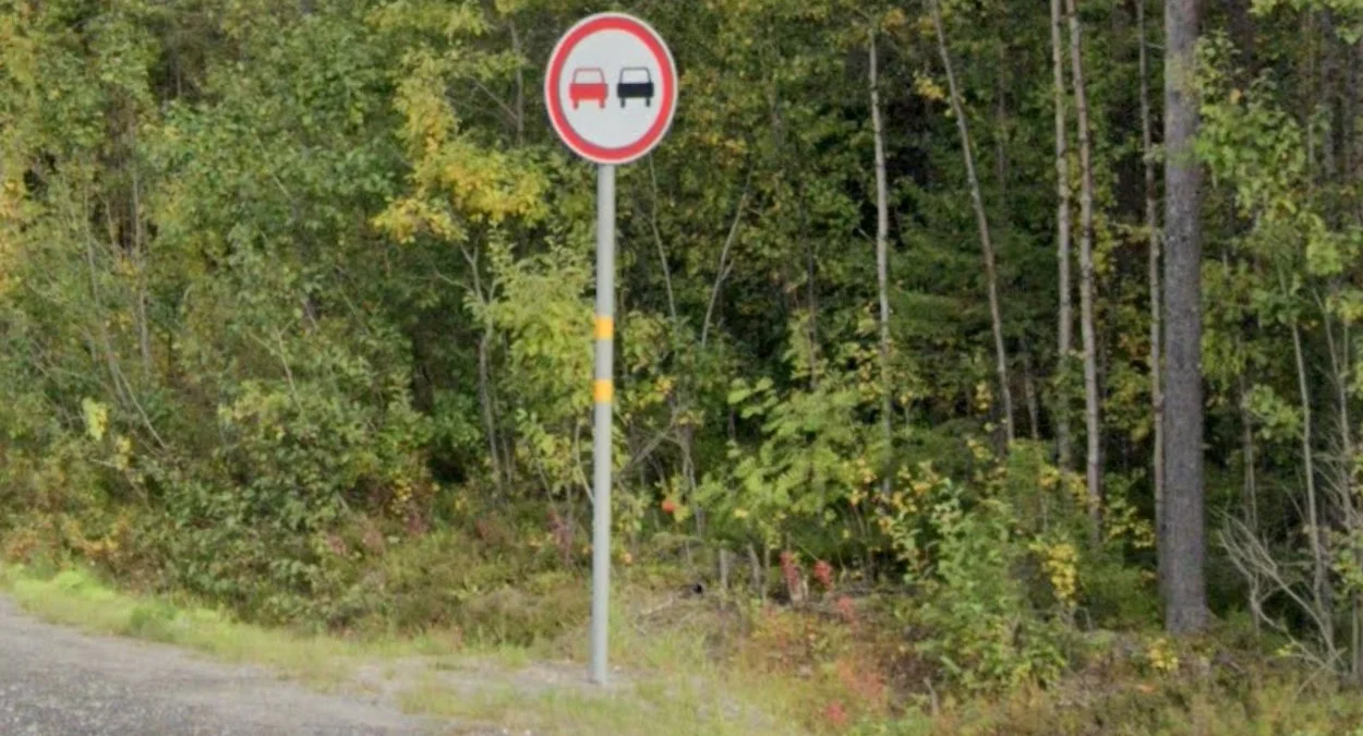 摩爾曼斯克雙黃帶標誌桿