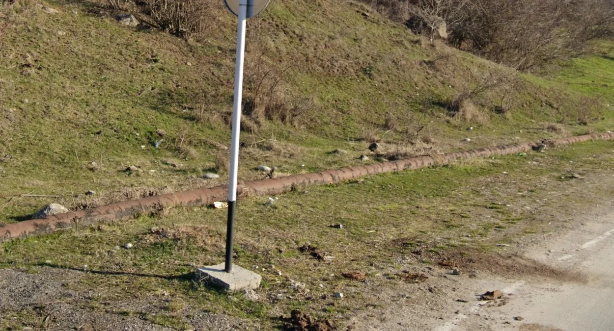 標誌桿底部黑漆