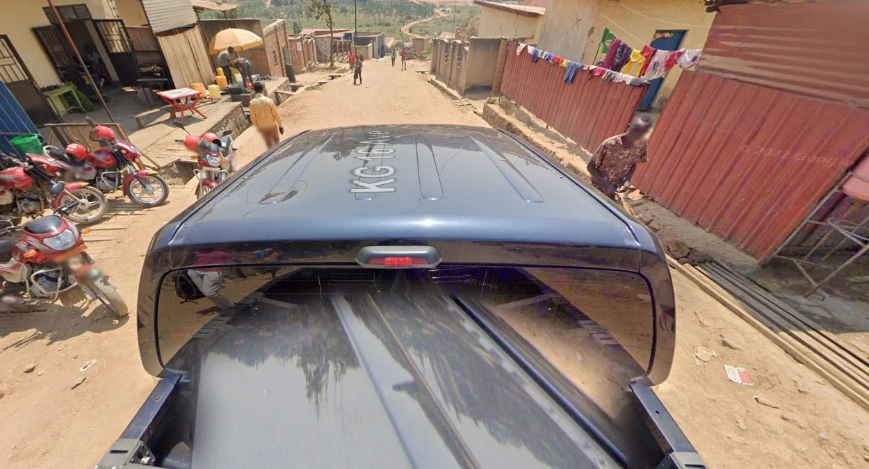 基加利黑色皮卡車