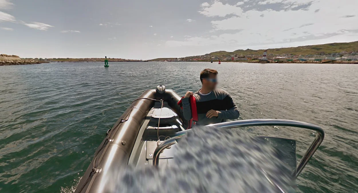 船隻街景車與穿毛衣男子