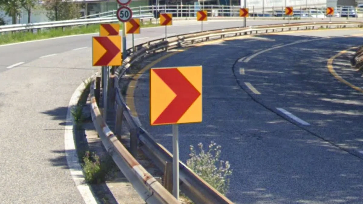 獨特黃色人字形箭頭