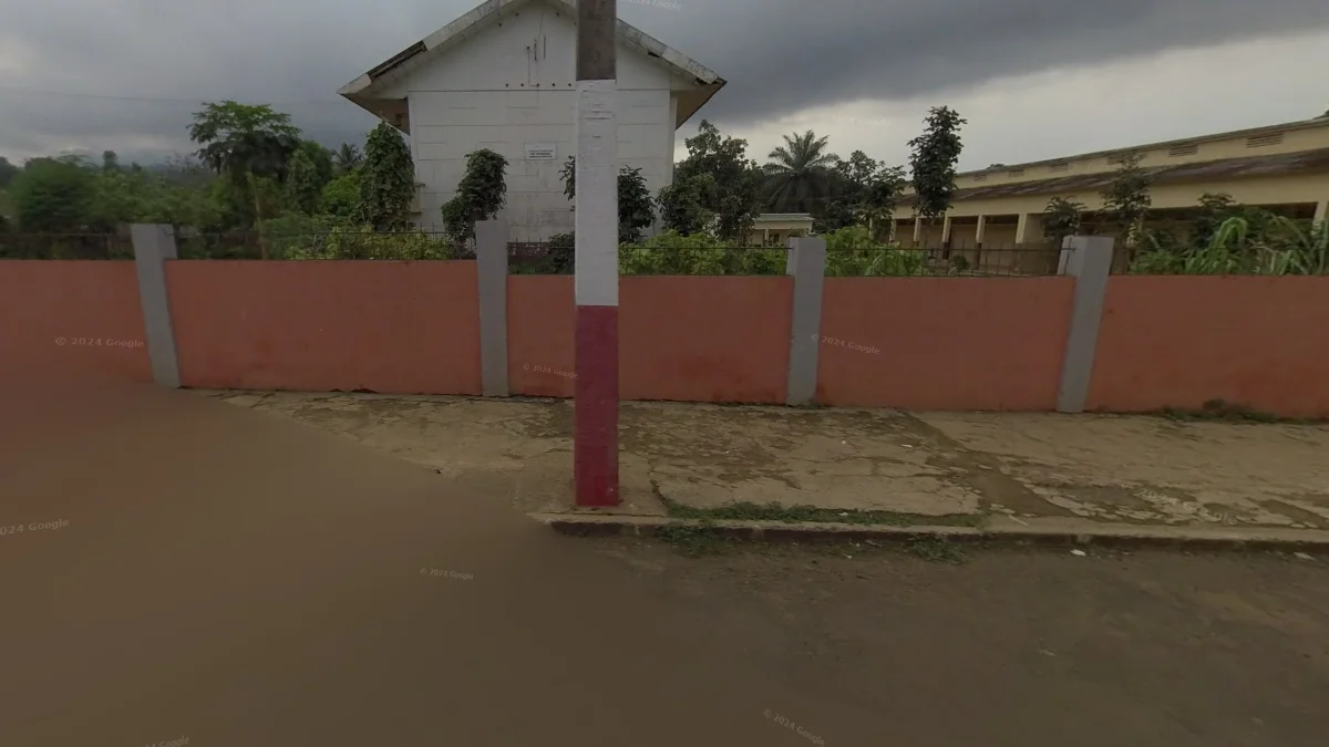 特立尼達鎮紅白電線桿