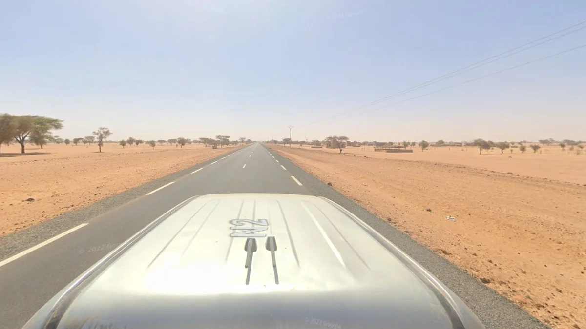 N2公路湛藍無雲天空