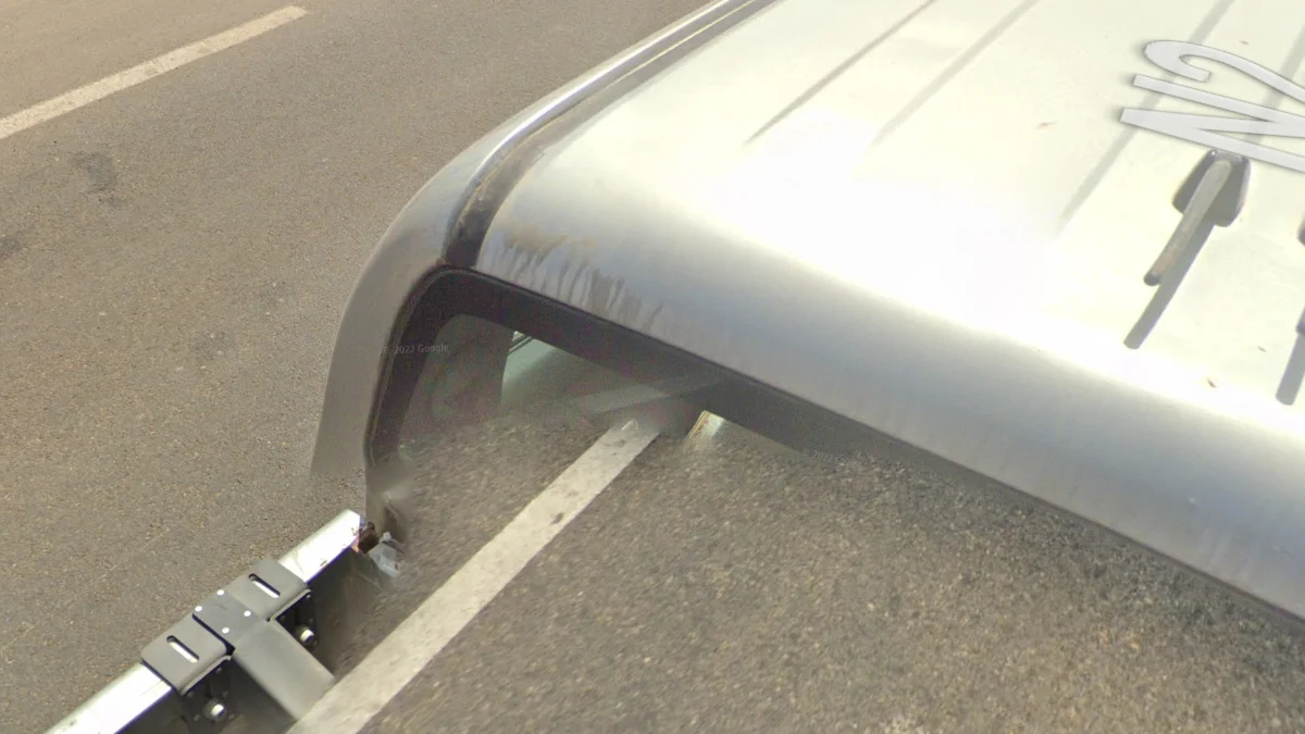 第四代銀車左後污漬