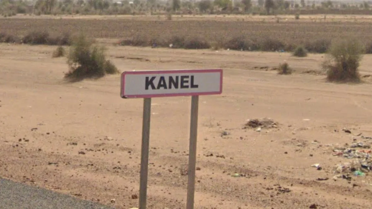 粉紅邊框城鎮入口標誌