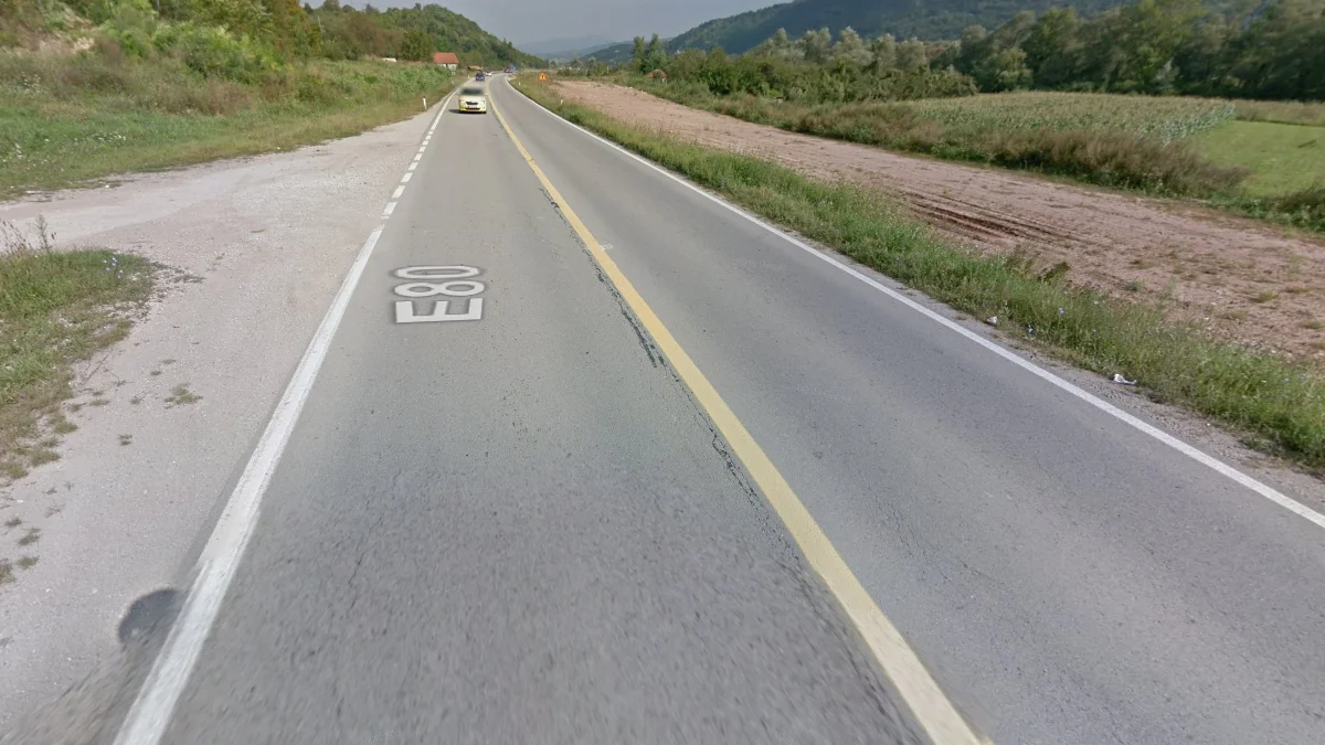 E-80公路黃色中心線