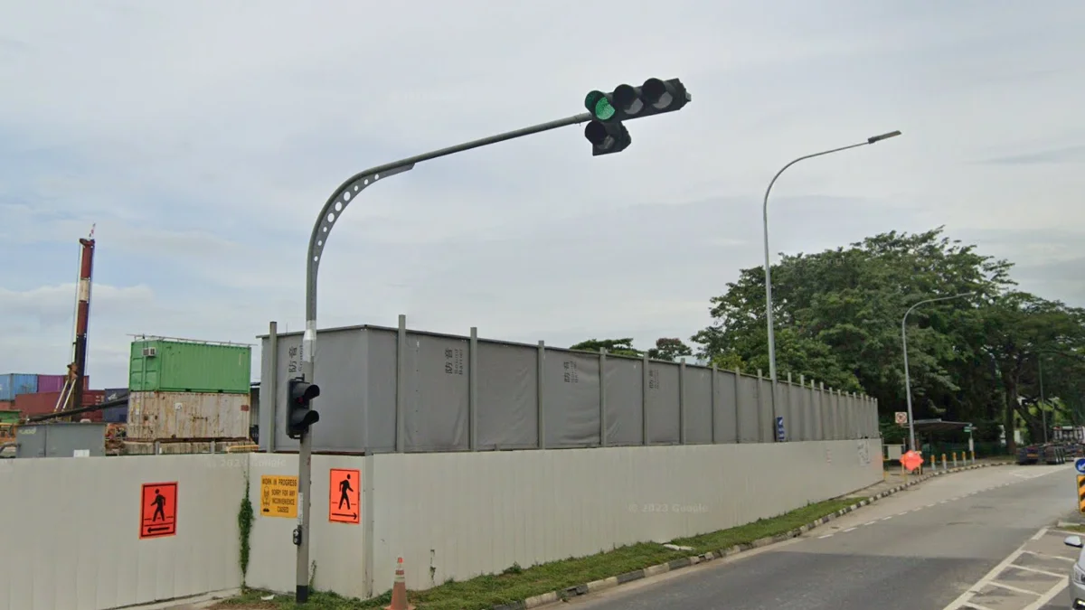 彎曲金屬板交通燈