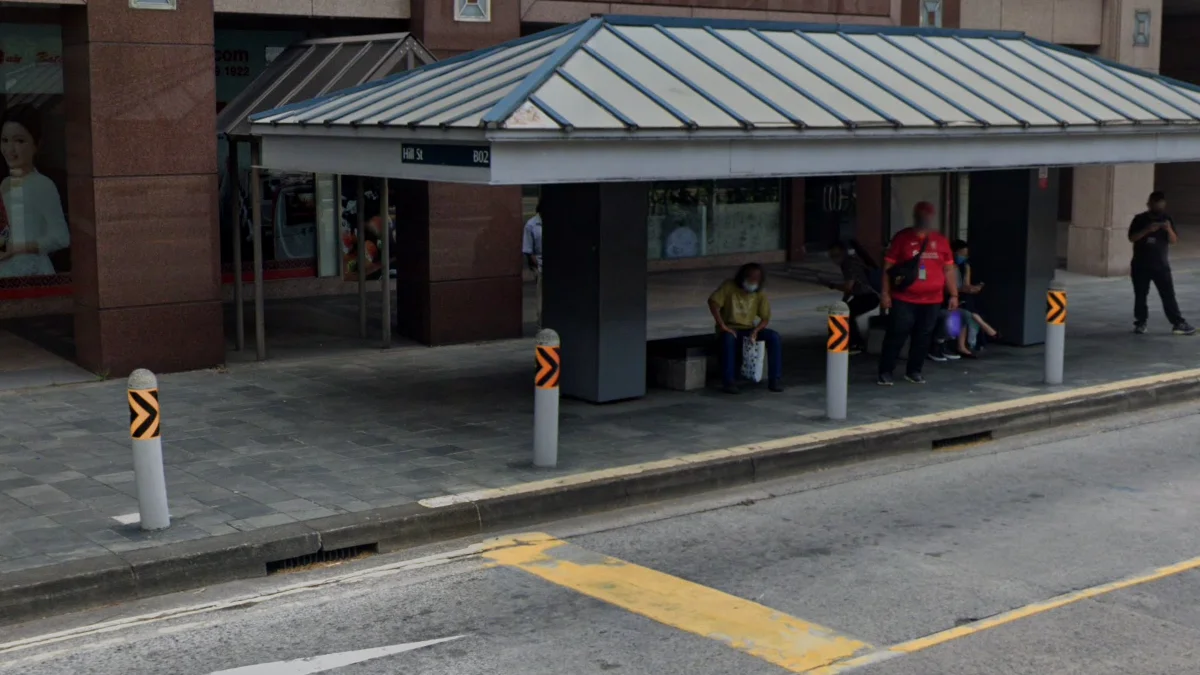 巴士站黑黃混凝土路樁