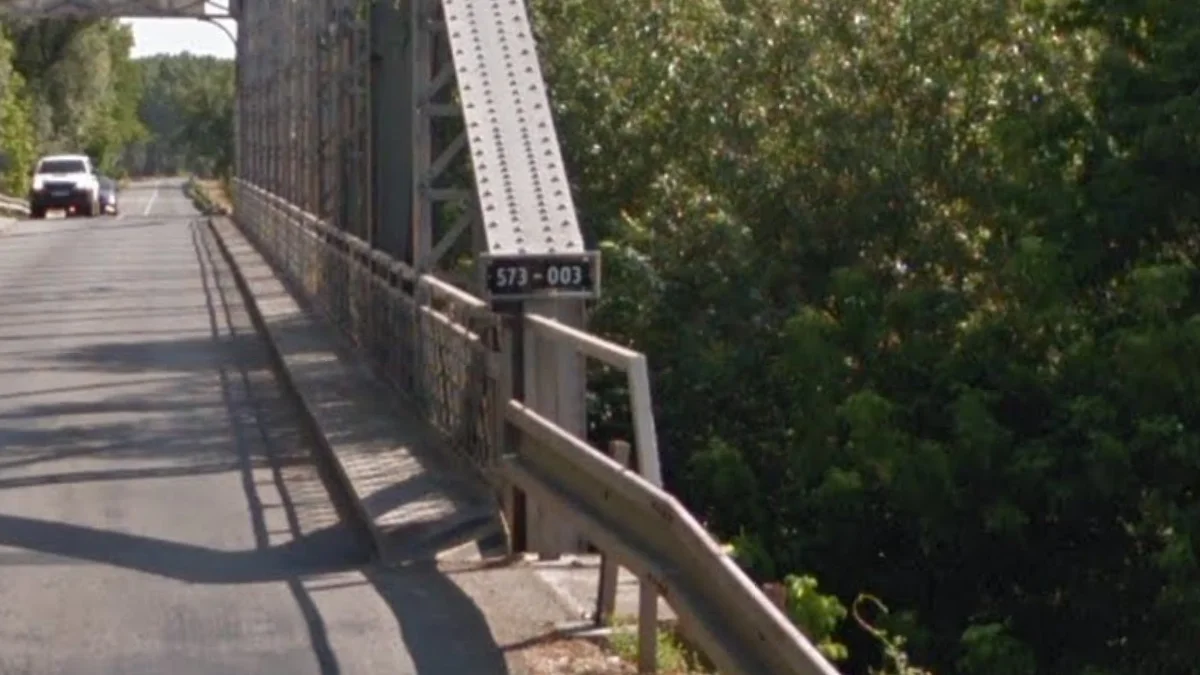 四代街景橋樑末端黑標誌