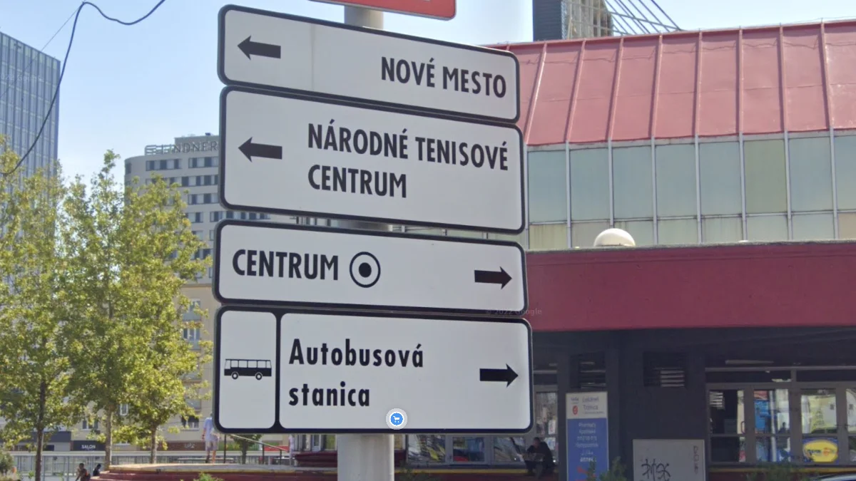 路牌邊框緊貼邊緣