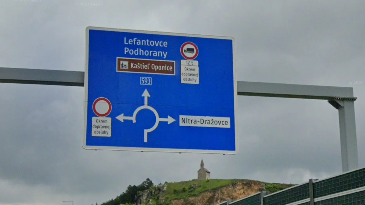 高速公路標誌邊框緊貼邊緣