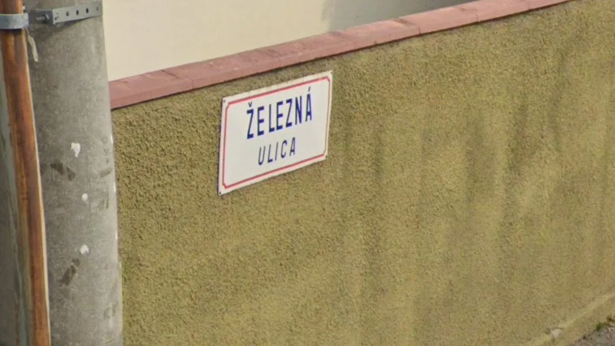 白底藍字紅邊街牌