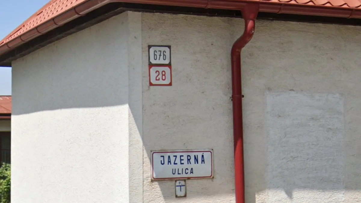 紅白或黑邊門牌