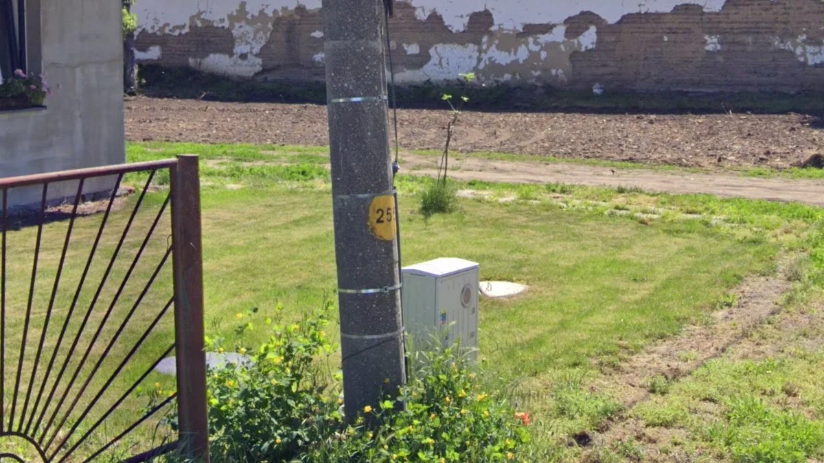 尼特拉特爾納瓦黃色圓圈電線桿