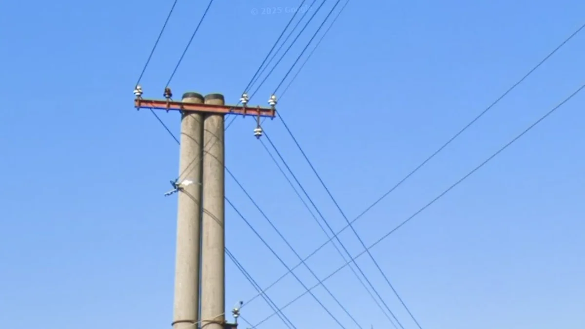 電線桿頂部短金屬條