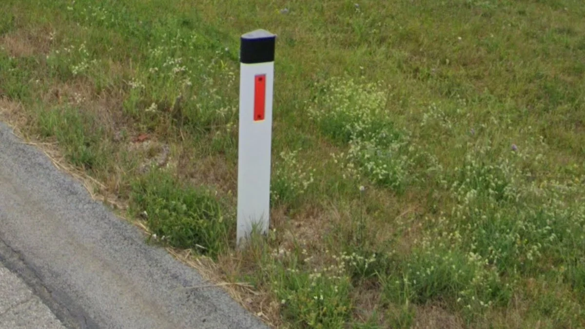 路樁鮮紅色前反光片