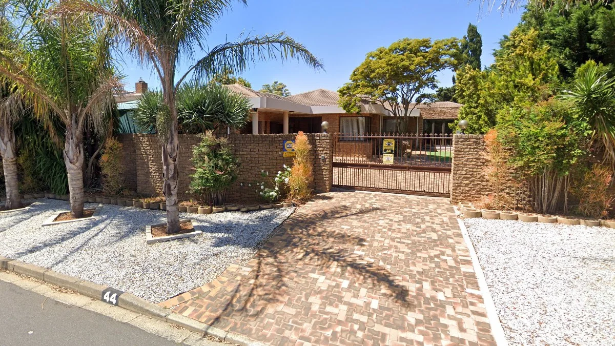 郊區房屋高牆圍欄