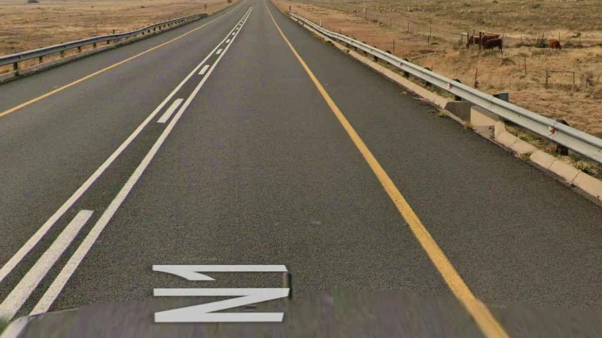 獨特白色三條中心線