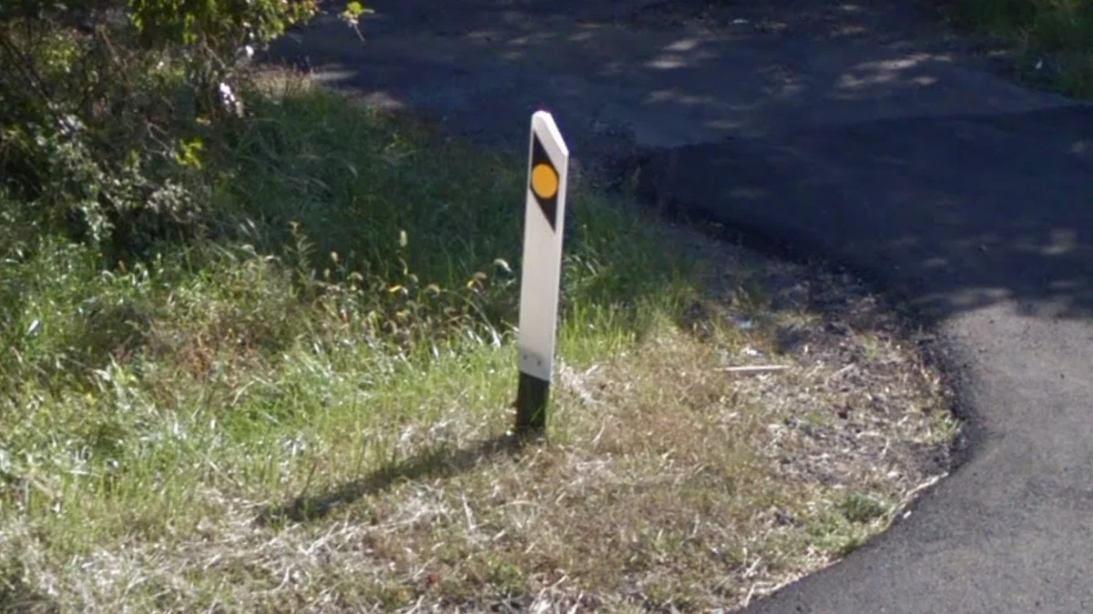 黑白楔形路樁圓黃反光片