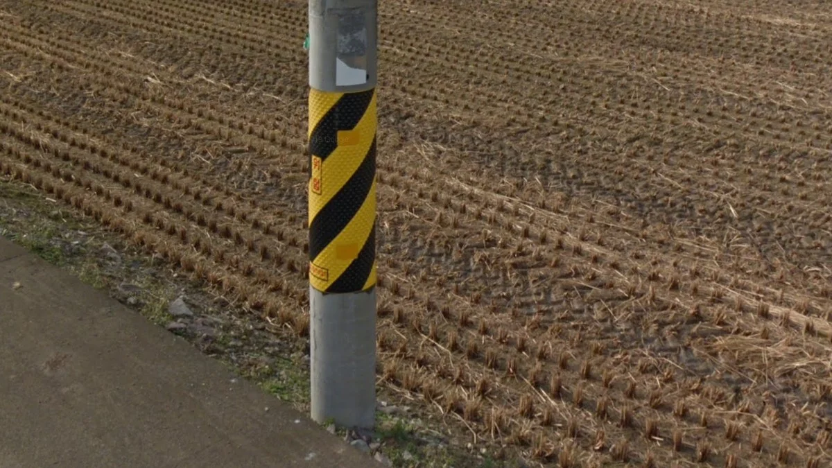 電線桿黑黃斜條紋標記