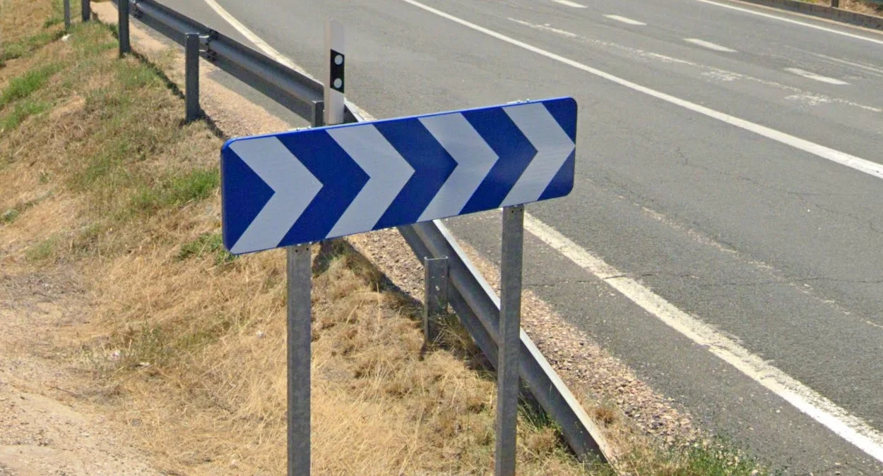 黑底白箭頭的雪佛龍