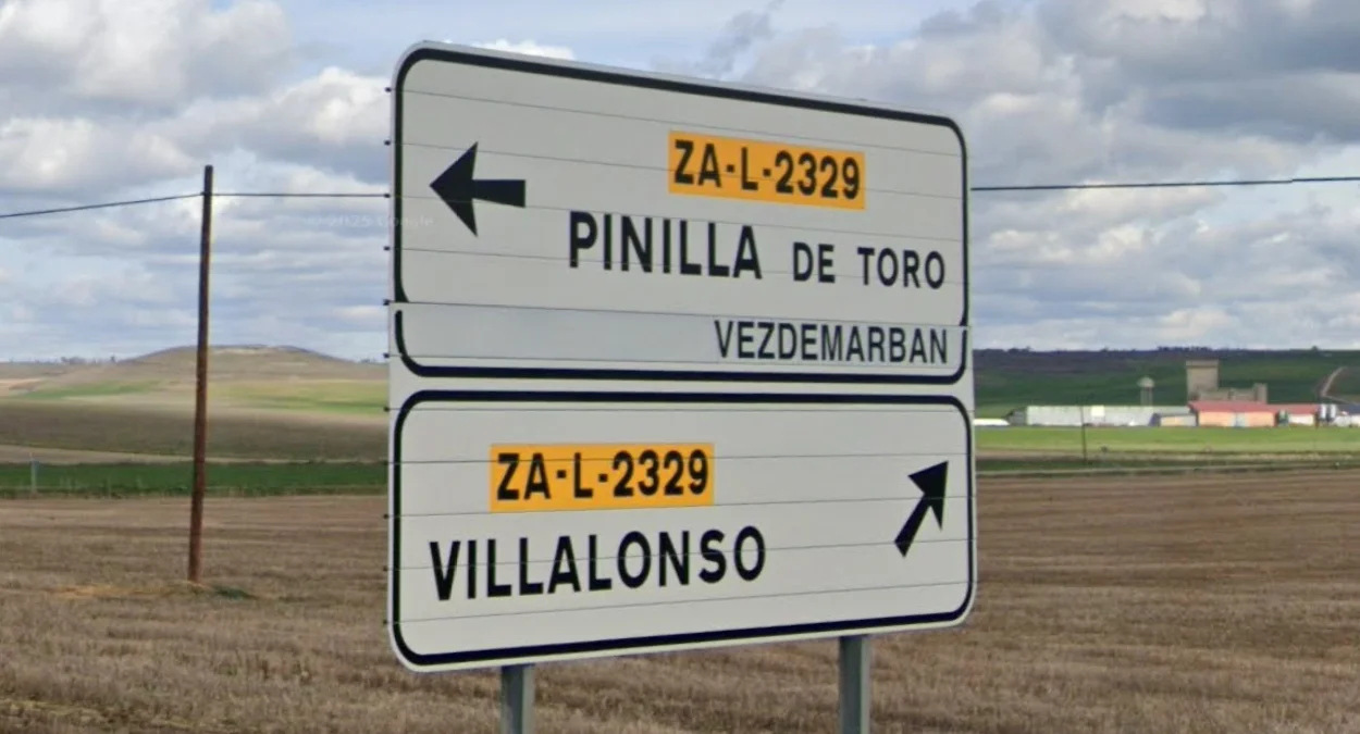 指示牌上的彩色路名框