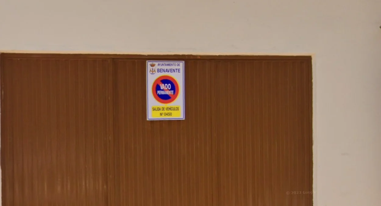 車庫前禁止停車標誌