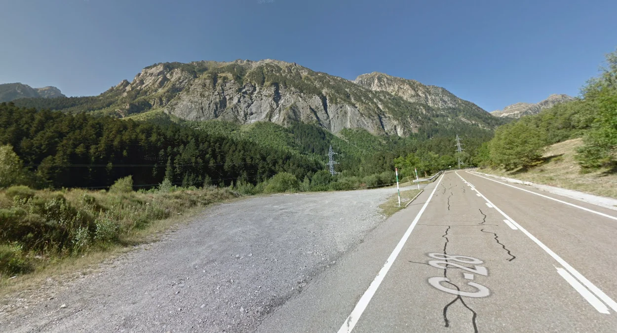 庇里牛斯山的淺灰岩石