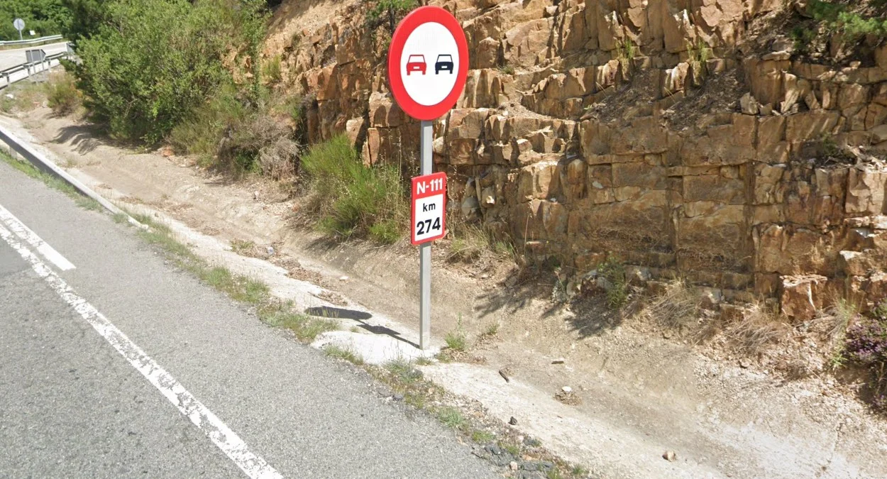 具彩色邊框的道路標記