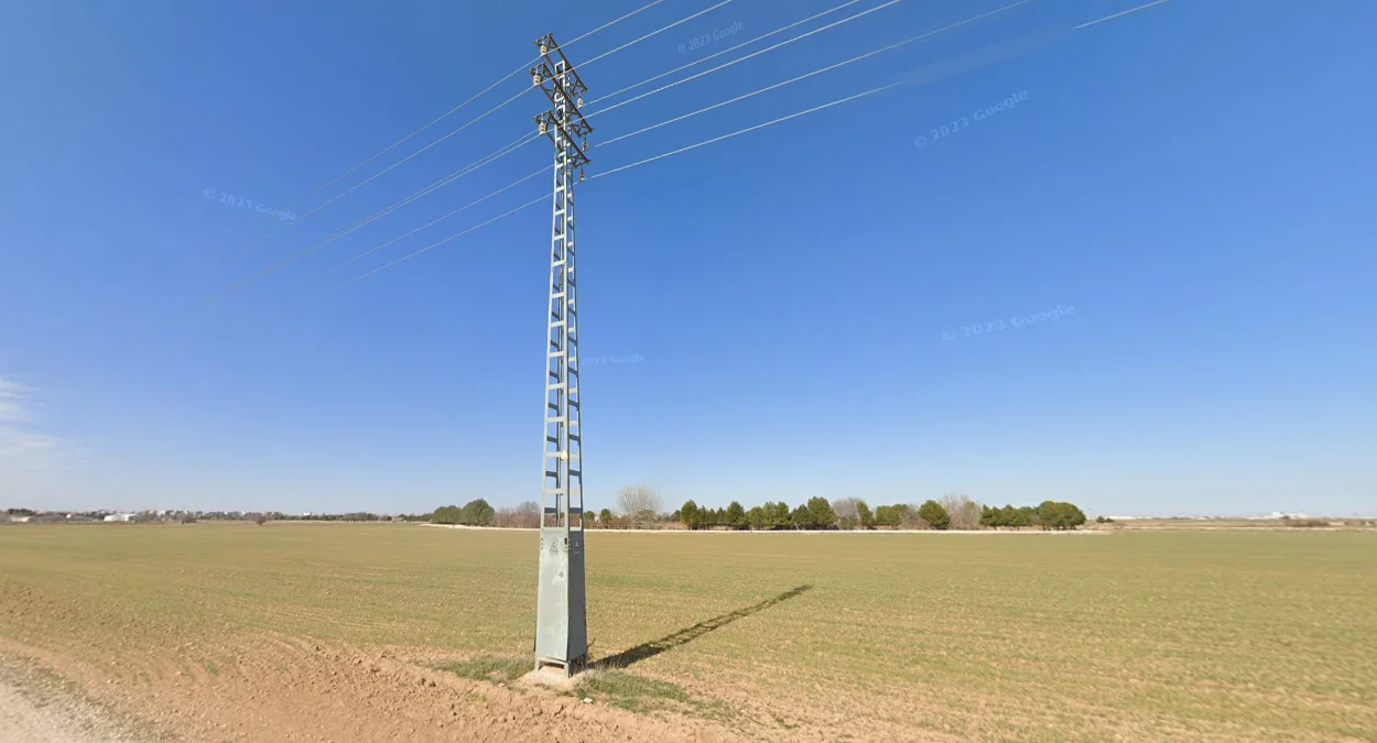 西班牙南部的網狀電線桿