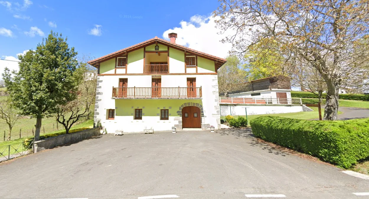 巴斯克地區的木框白屋