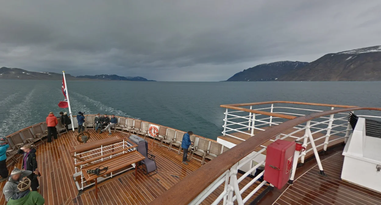 帶木製甲板的船隻