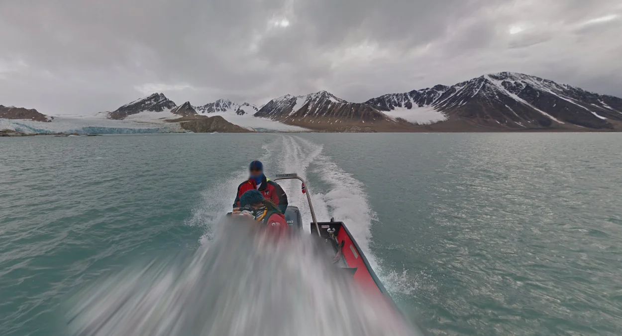 西北部紅色小船與紅衣人