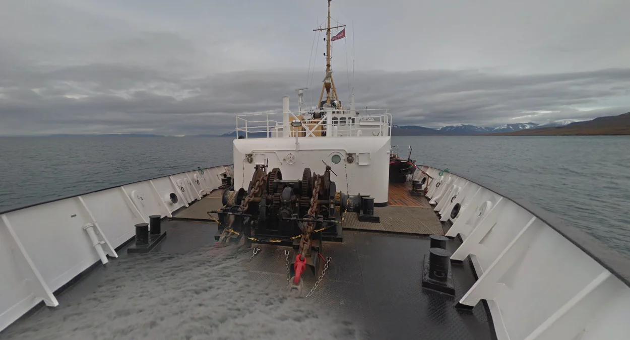 伊峽灣黑色甲板船