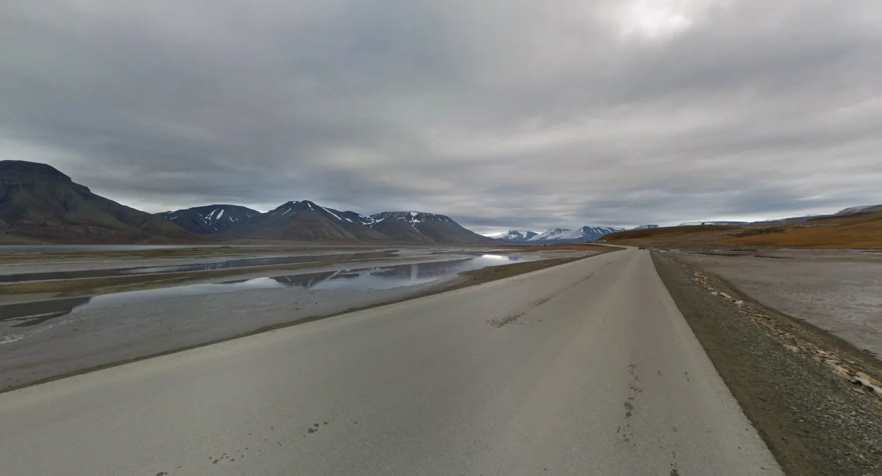 貧瘠無樹地貌與陰沉天空