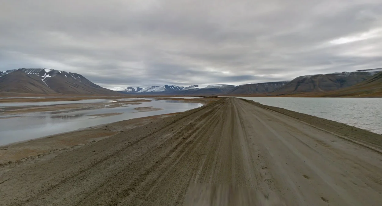 朗伊爾城東南道路與山脈