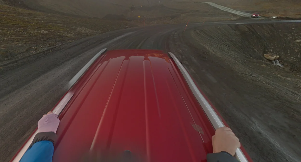 機場南側蜿蜒路上的紅車