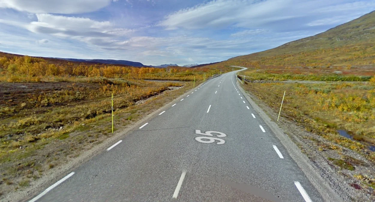 95號公路邊境段的黃色雪桿