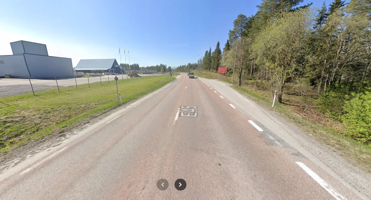 E45公路的棕紅色濕潤路面