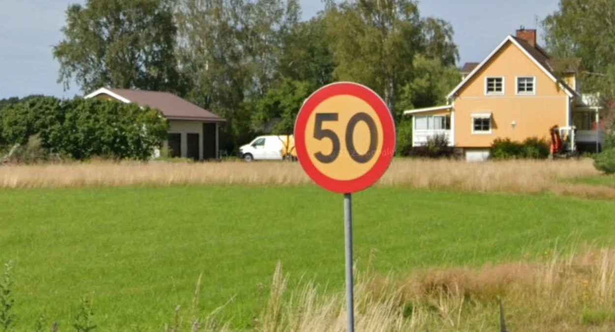 紅邊黃底的道路警告標誌