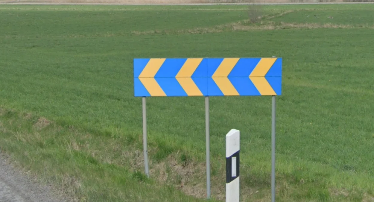 獨特的藍底黃箭頭指示牌