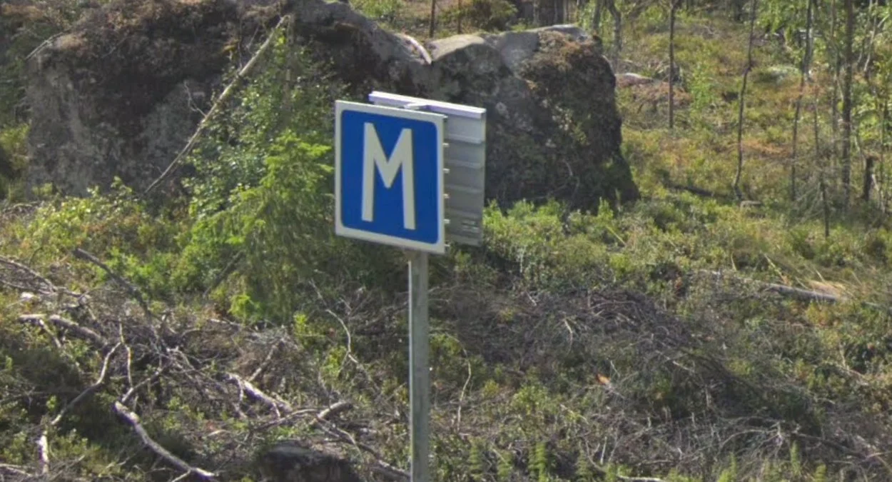 藍底白色大M的會車點標誌