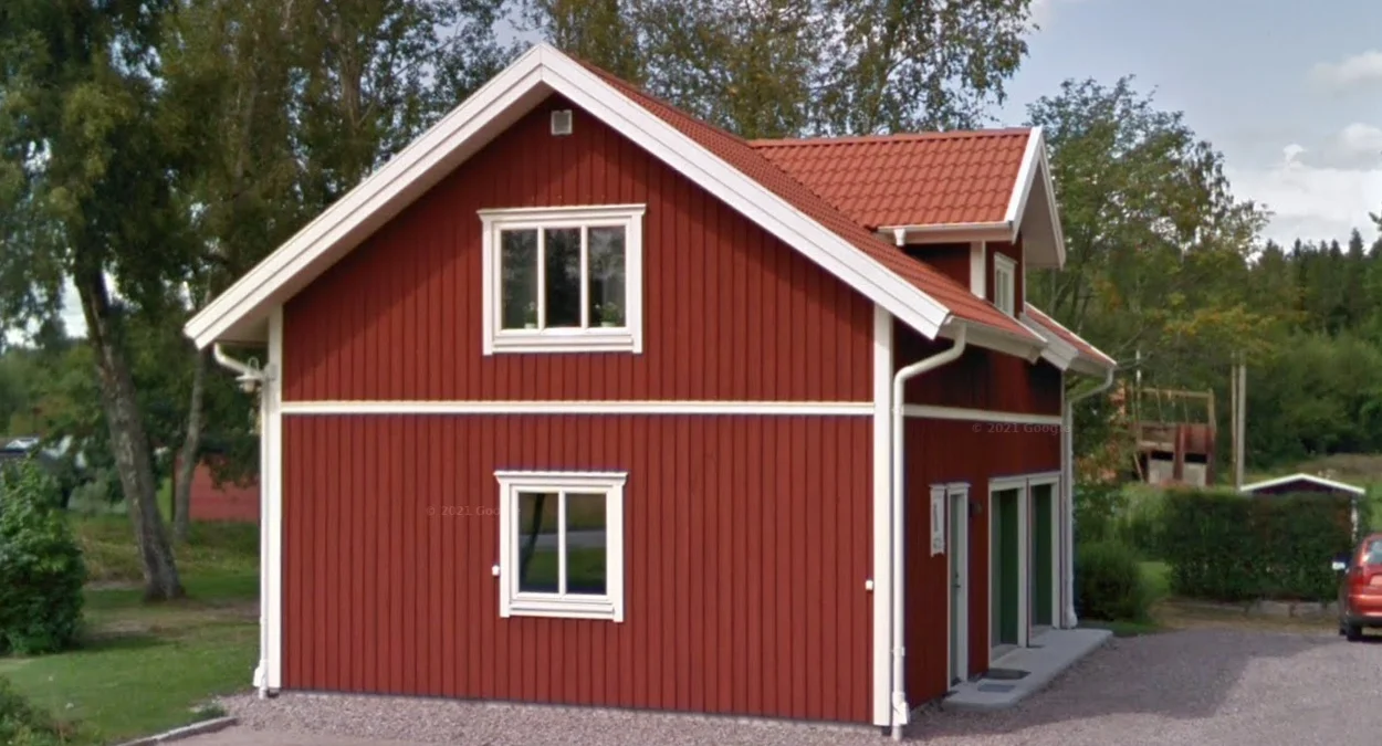 鄉村常見的深紅色木屋