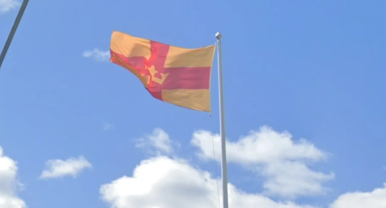 黃底紅十字的教會旗幟