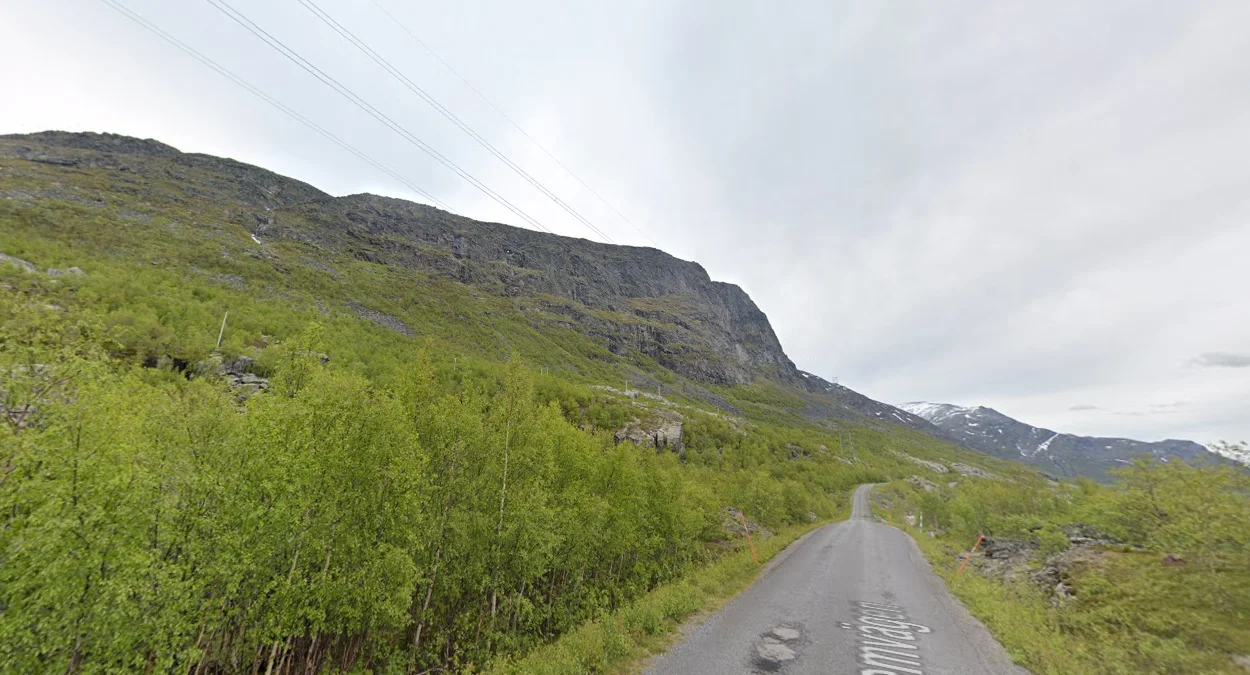 西北部山頂無樹的山脈