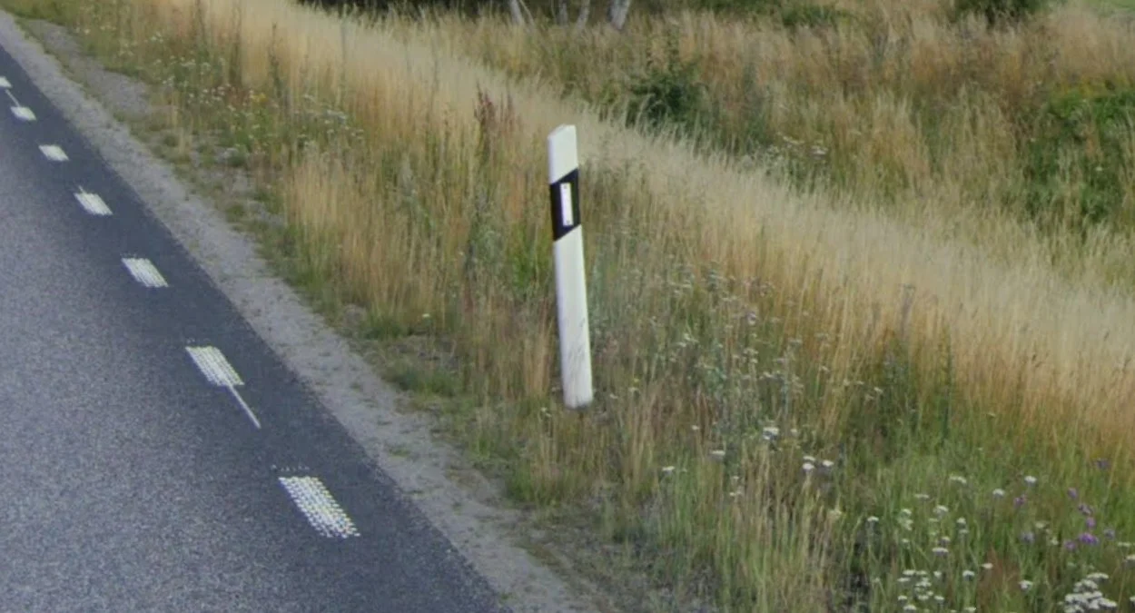 黑白相間的道路護柱