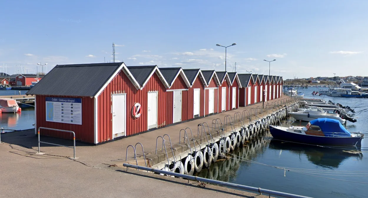 西北海岸密集的紅色小棚屋