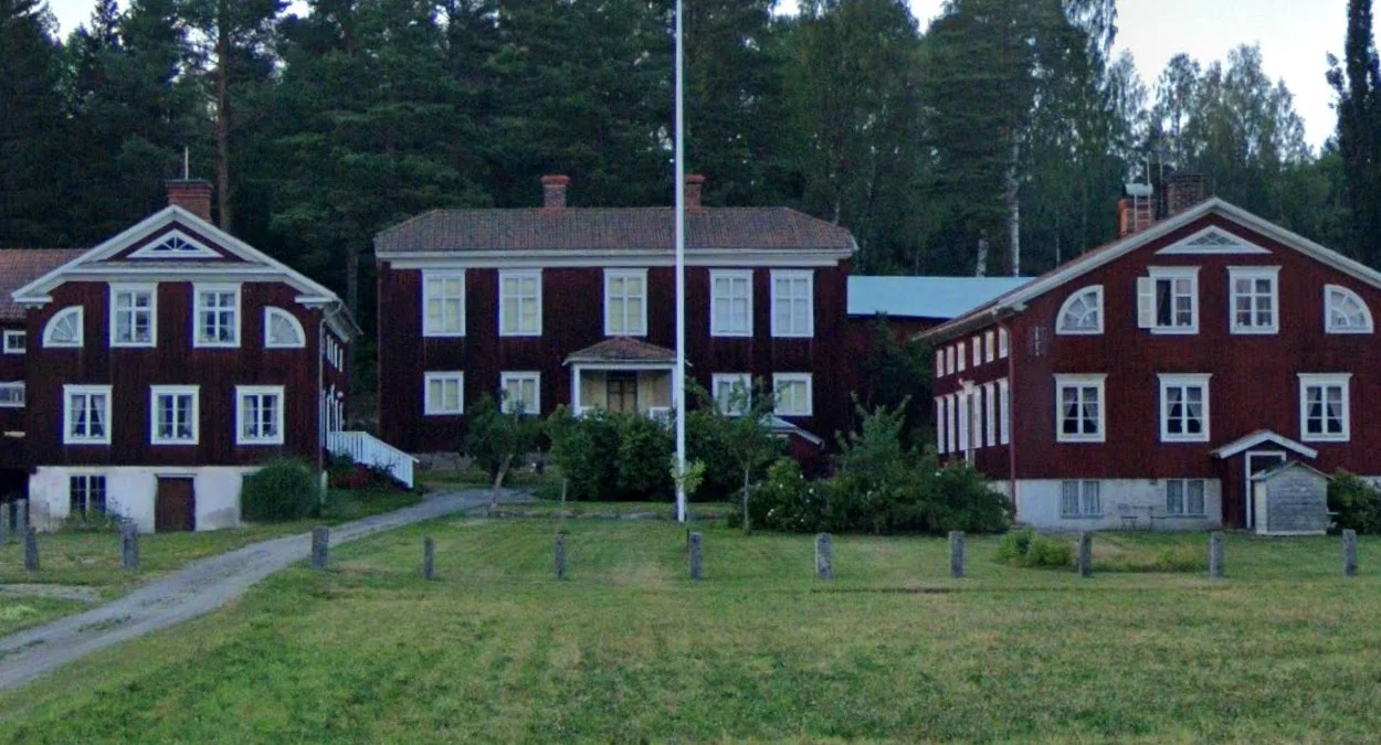 赫爾辛蘭多窗戶的大型農舍